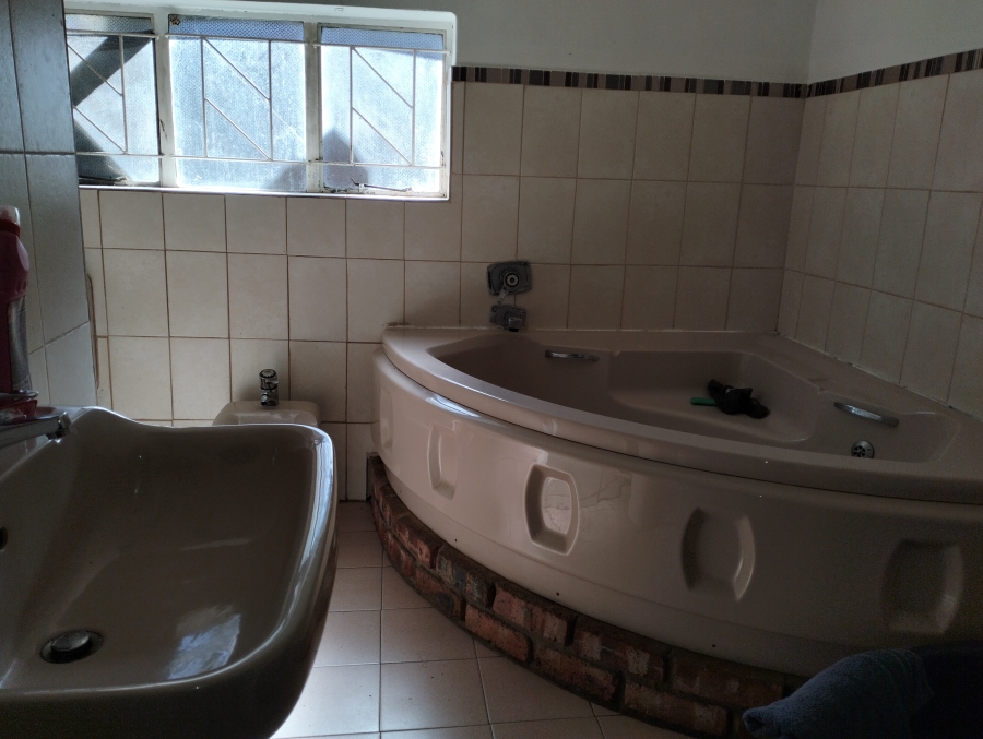 To Let 4 Bedroom Property for Rent in Hankey Eastern Cape